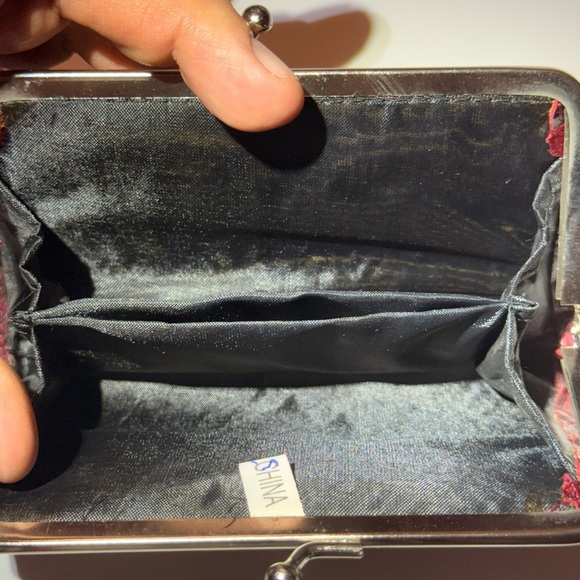 Elegant Burgundy Crocodile-Embossed Clutch Kiss Lock Closure. Faux Leather - Picture 3 of 11